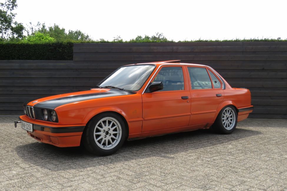 BMW E30 325i Sedan